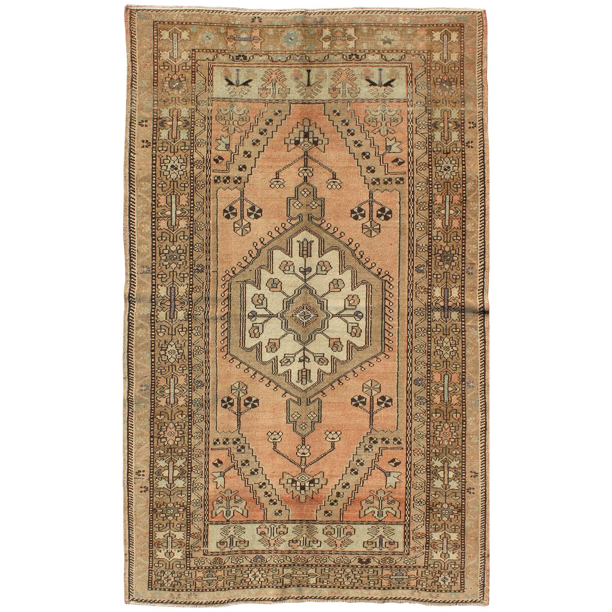Tappeto Oushak turco vintage floreale color pesca con bordi ornamentali multipli