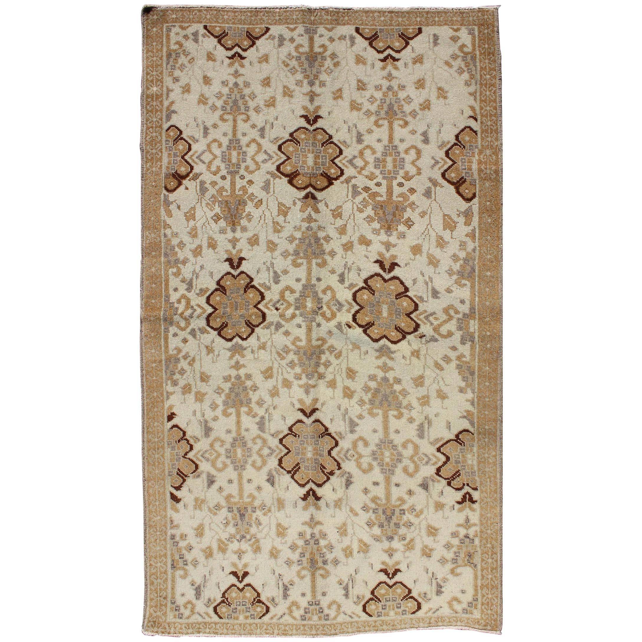 Tapis turc Oushak vintage à motifs floraux verticals sur toute sa surface, couleur crème, brun clair et gris
