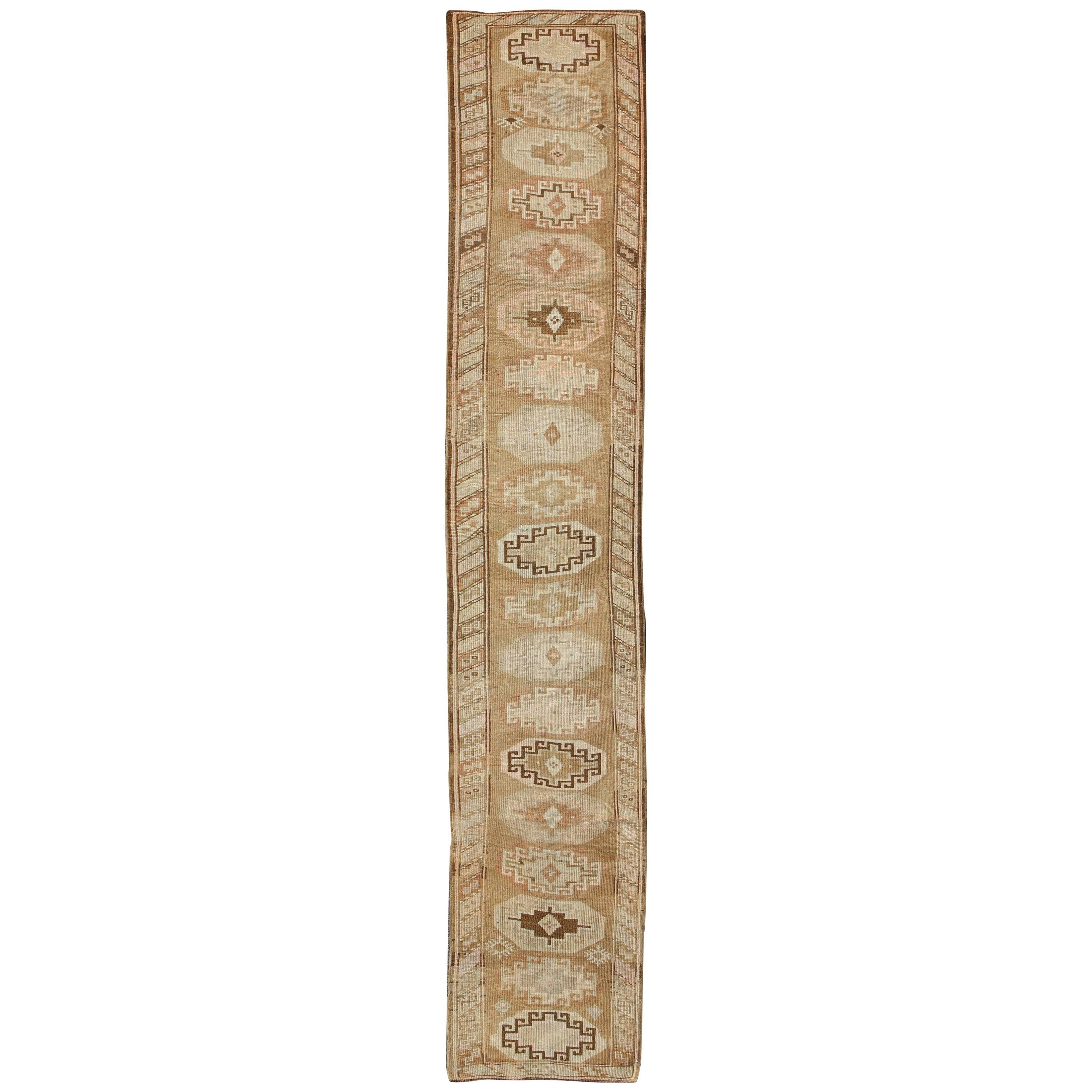 Langer türkischer Vintage-Läufer mit gestapelten Medaillons in Taupe, Creme und Braun