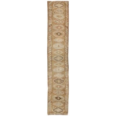 Long tapis de couloir turc vintage avec médaillons empilés taupe, crème et marron
