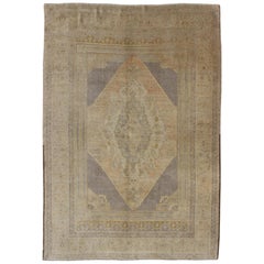 Türkischer Oushak-Teppich im Vintage-Stil mit mehrlagigem Medaillon in Helllila/Grau & Tan 