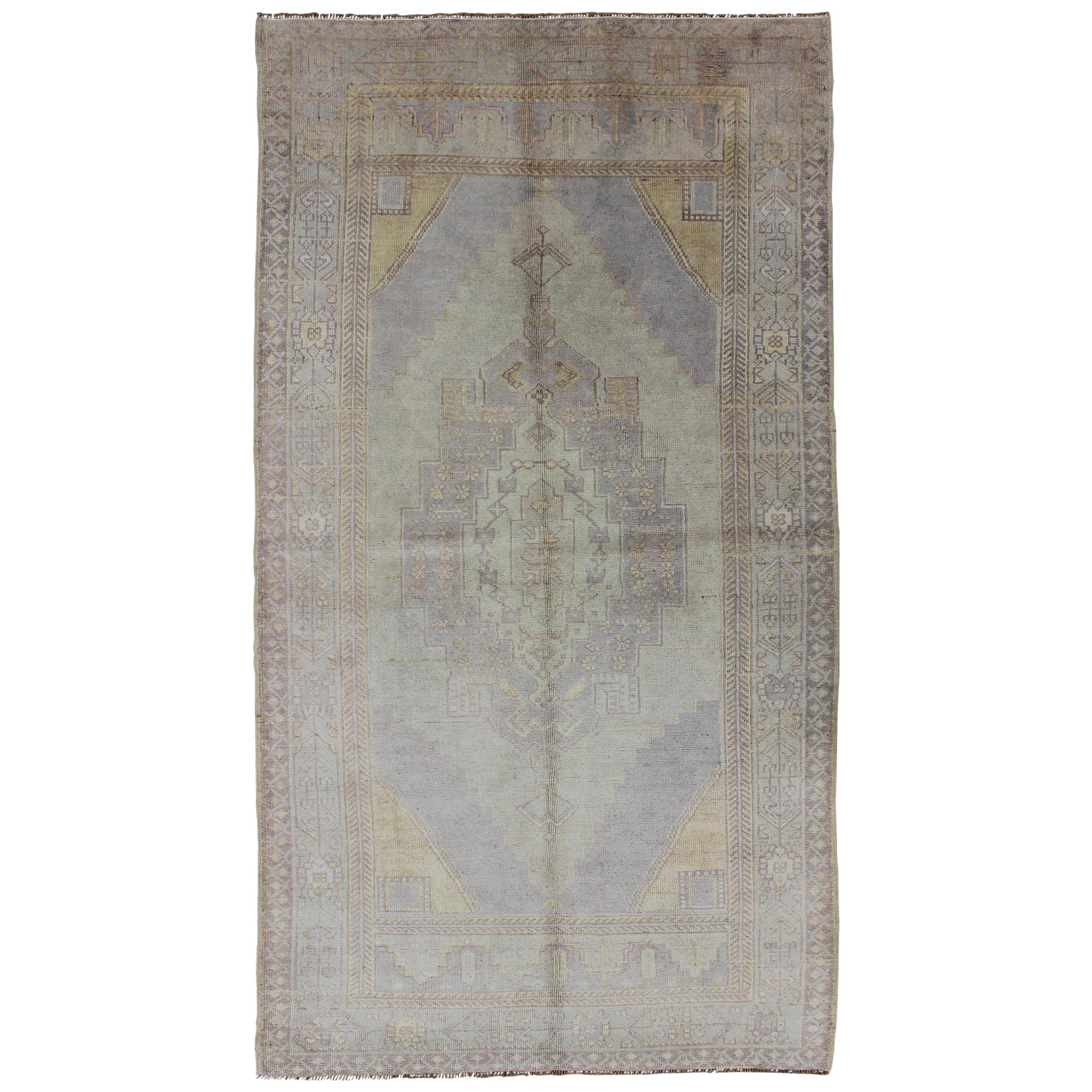 Mutierter türkischer Oushak-Teppich im Vintage-Stil mit Medaillon und geometrischem Muster
