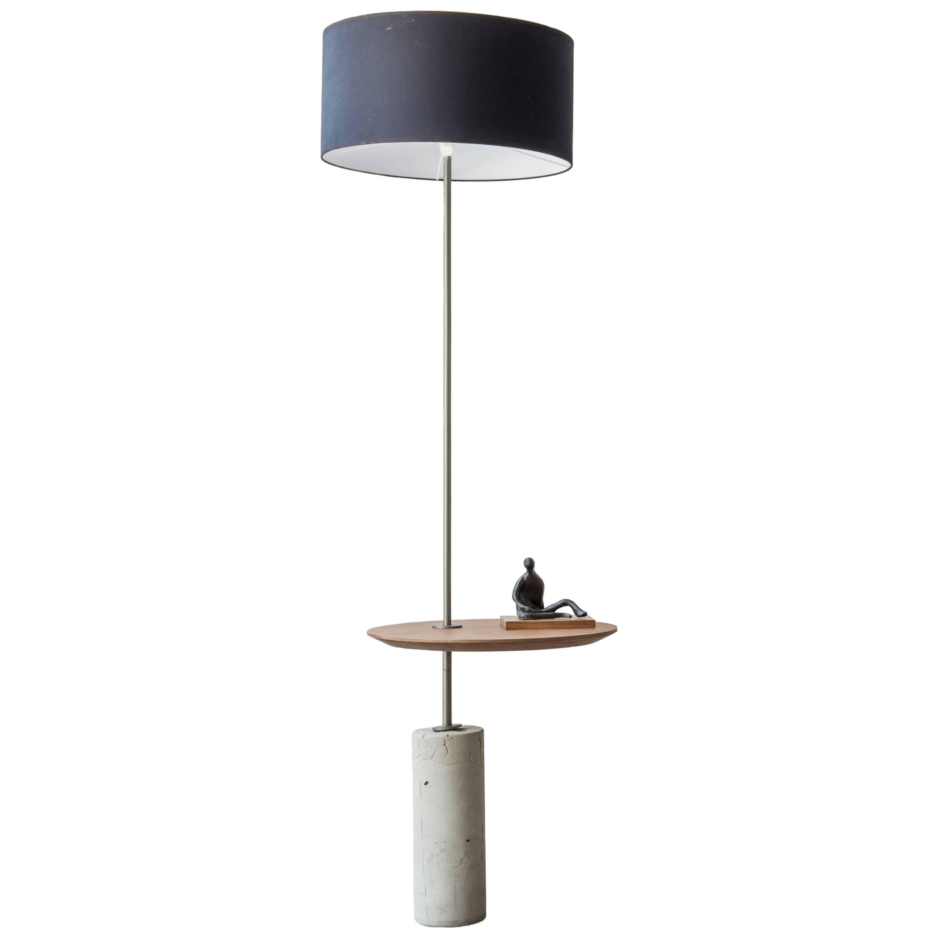 Giro Minimalistische Stehlampe aus lackiertem Stahl, Nussbaum und Beton (Moderne) im Angebot