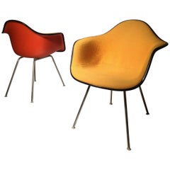 Chaises Shell en damier bicolore Charles Eames Alexander Girard