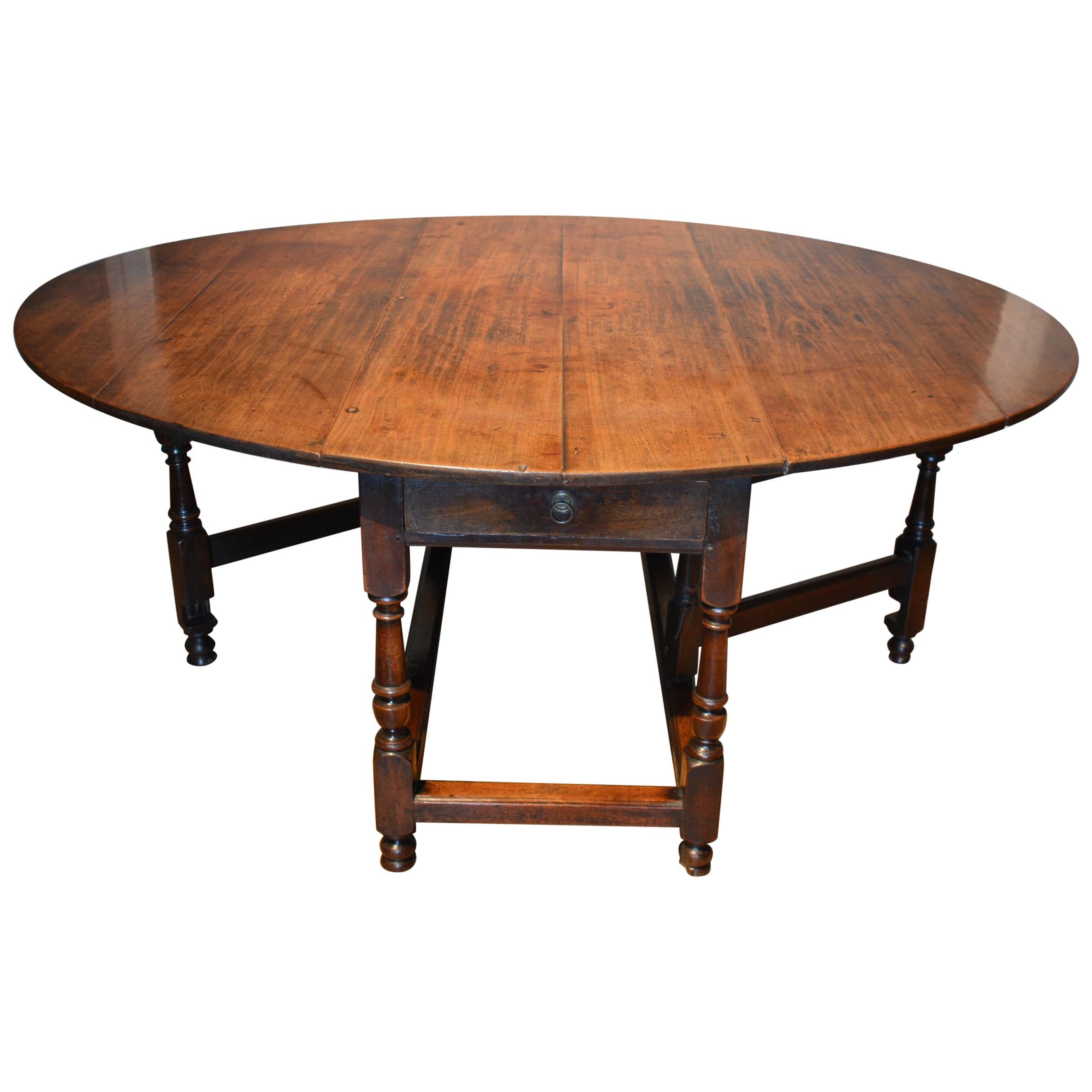 18th Century Mahogany Gateleg Table of Exceptionally Large Size For Sale