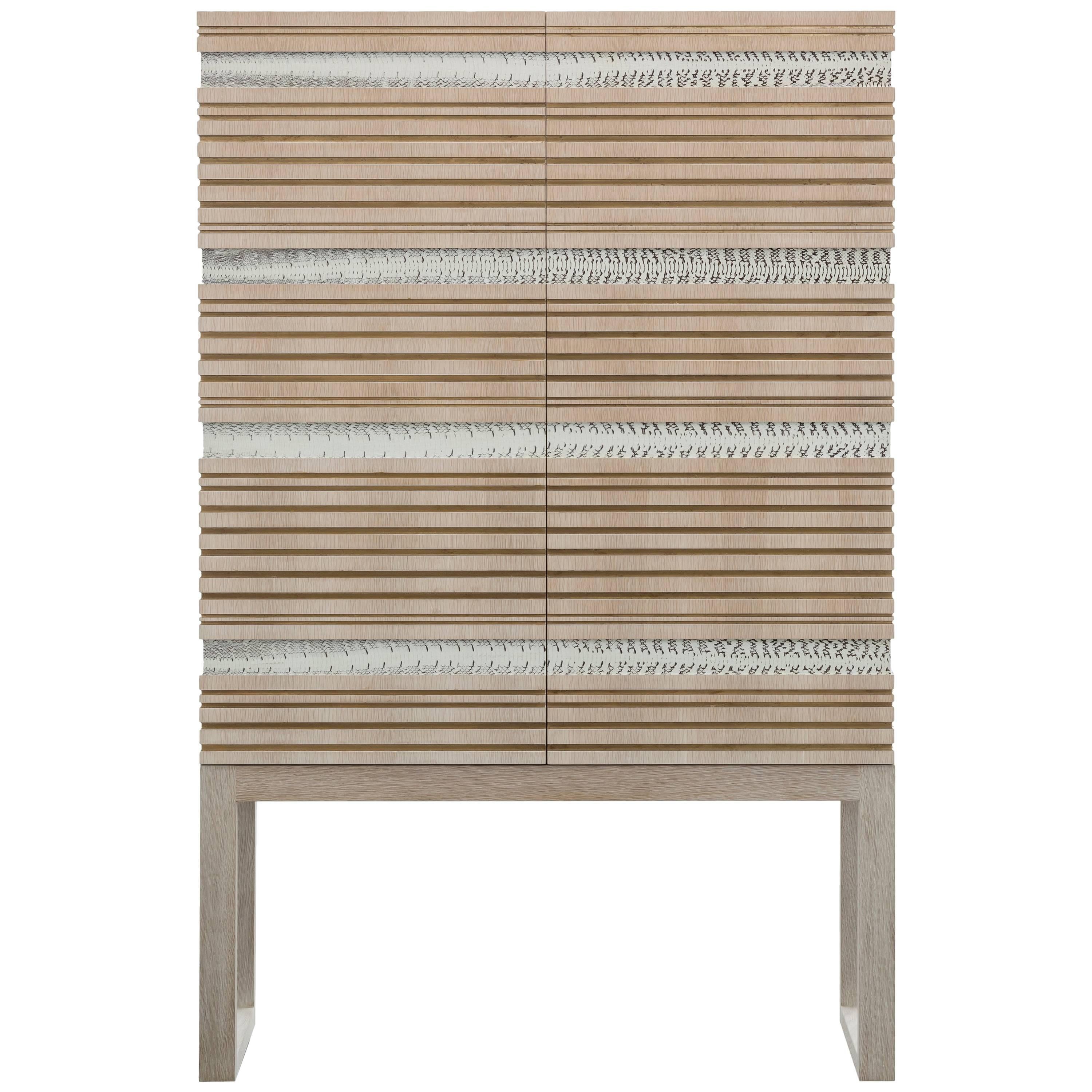 SIMONE CABINET - Armoire moderne en chêne avec peau de serpent authentique en vente