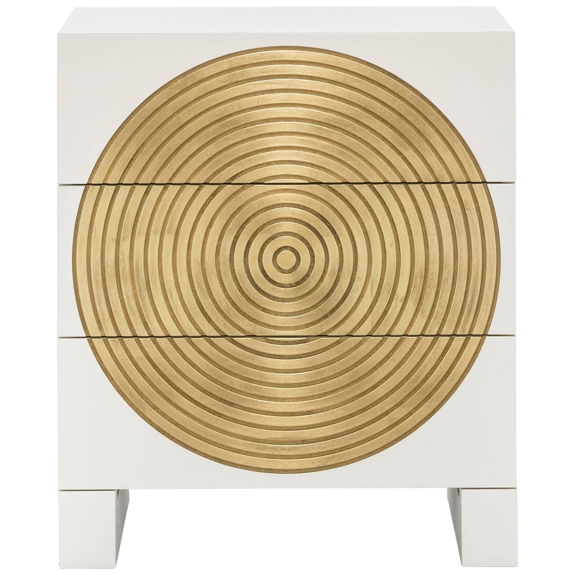 HALO NIGHTSTAND - Table de nuit moderne au design circulaire avec détails en feuilles d'or en vente