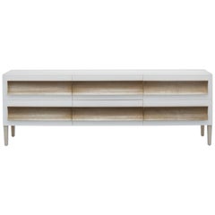 RECAMIER DRESSER - Moderne Kommode aus Eiche + Lack mit handgeschnitzten Blattgolddetails