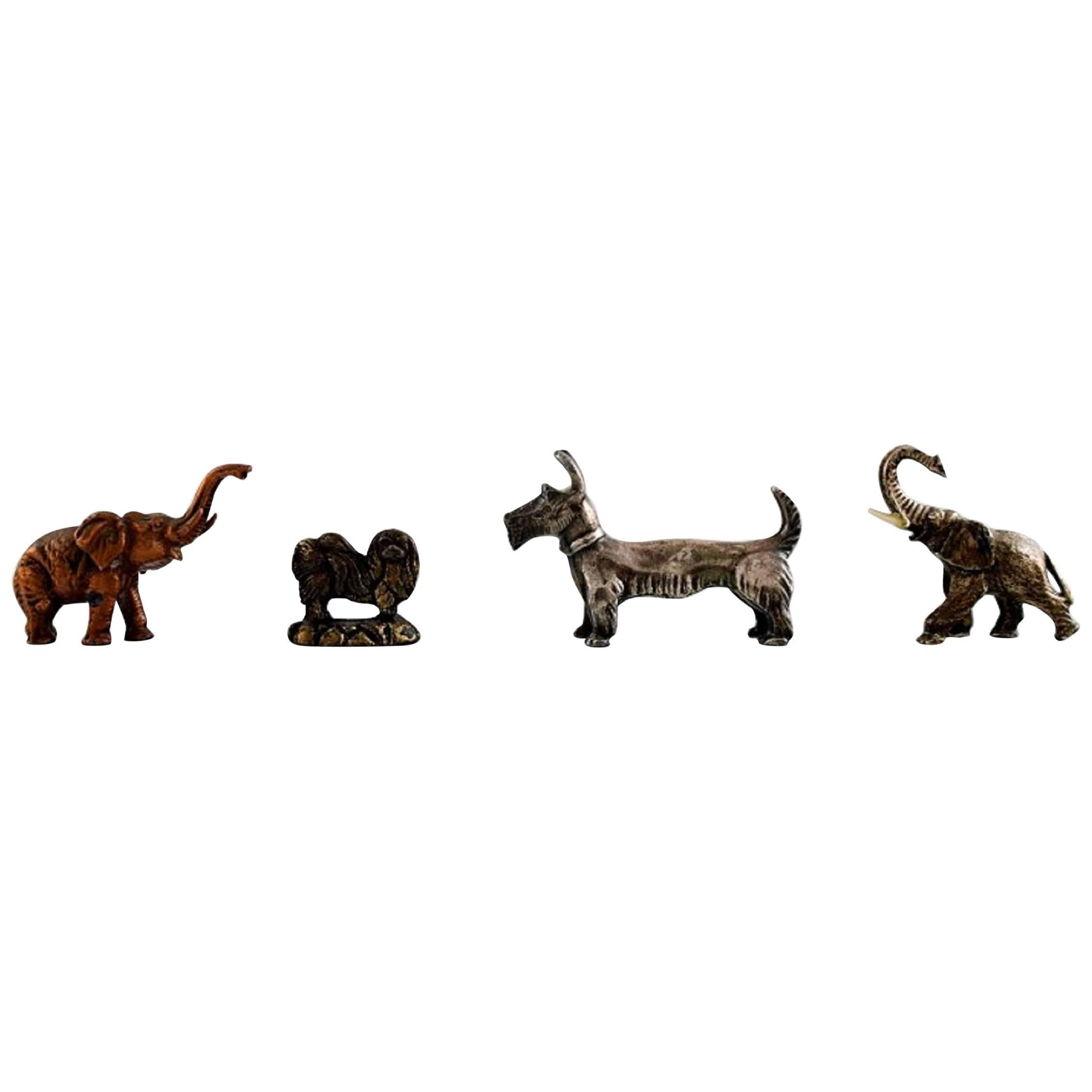 Cuatro figuras en miniatura de diversos metales, principios del siglo XX