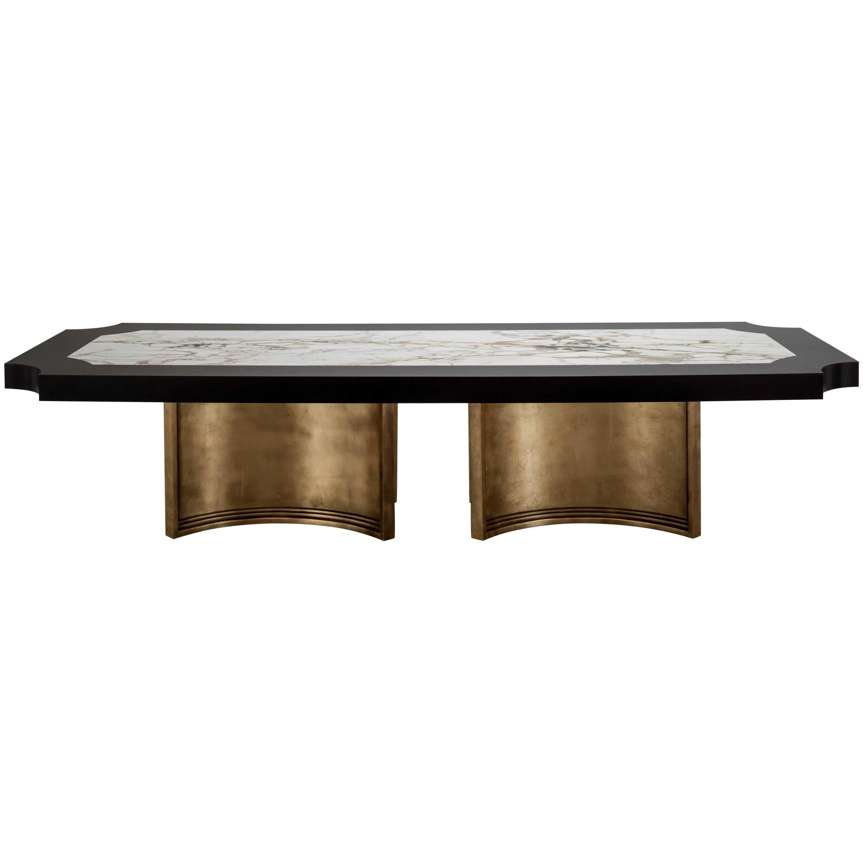 TABLE À MANGER BRUSSELS - Table moderne en chêne ébène, marbre de Carrare et cuir doré en vente
