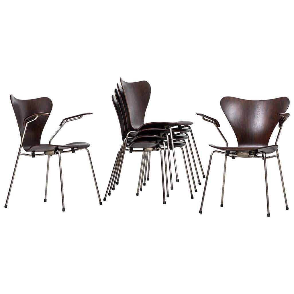Arne Jacobsen Dining Chairs Model 3107 and Two Armchairs Model 3207 For Sale