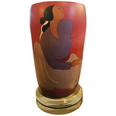 Vase peint "Femme assise" de R.C. Gorman