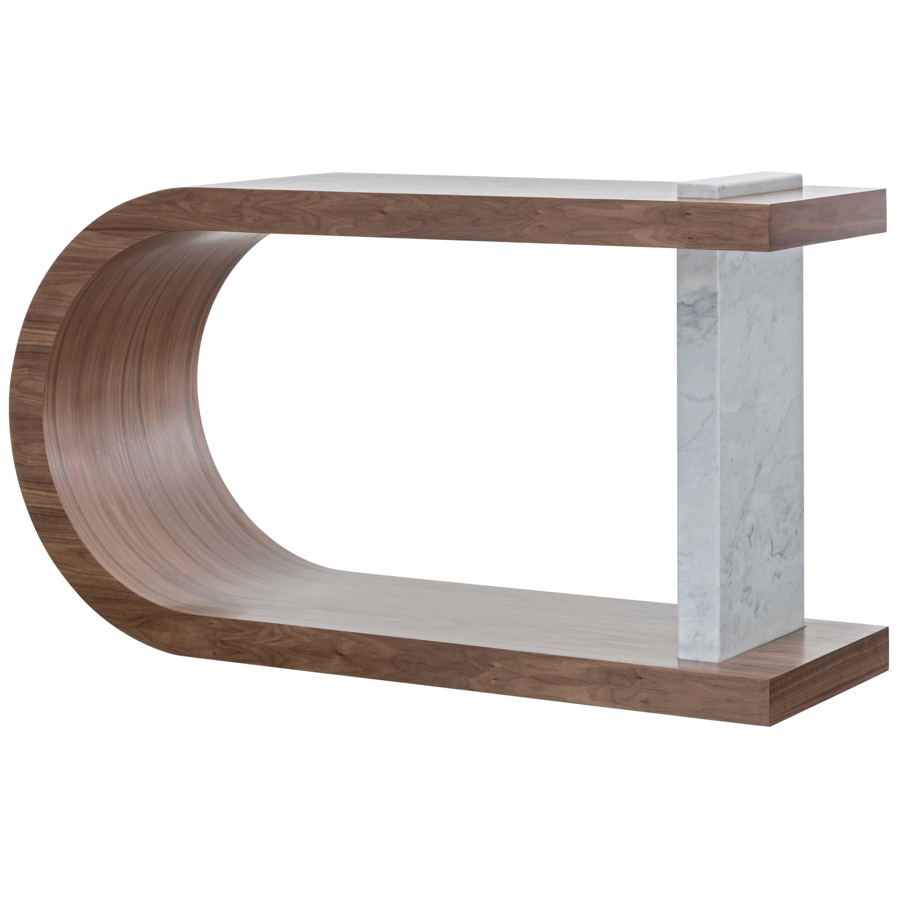TABLE CONSOLE GISELE - Table moderne en noyer incurvé et détails en marbre