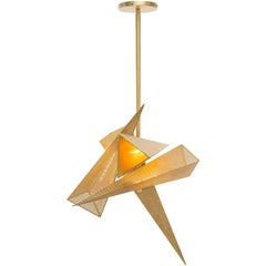 TRYSTAN CHANDELIER – Pyramiden aus perforiertem Stahl mit Goldlederverzierung