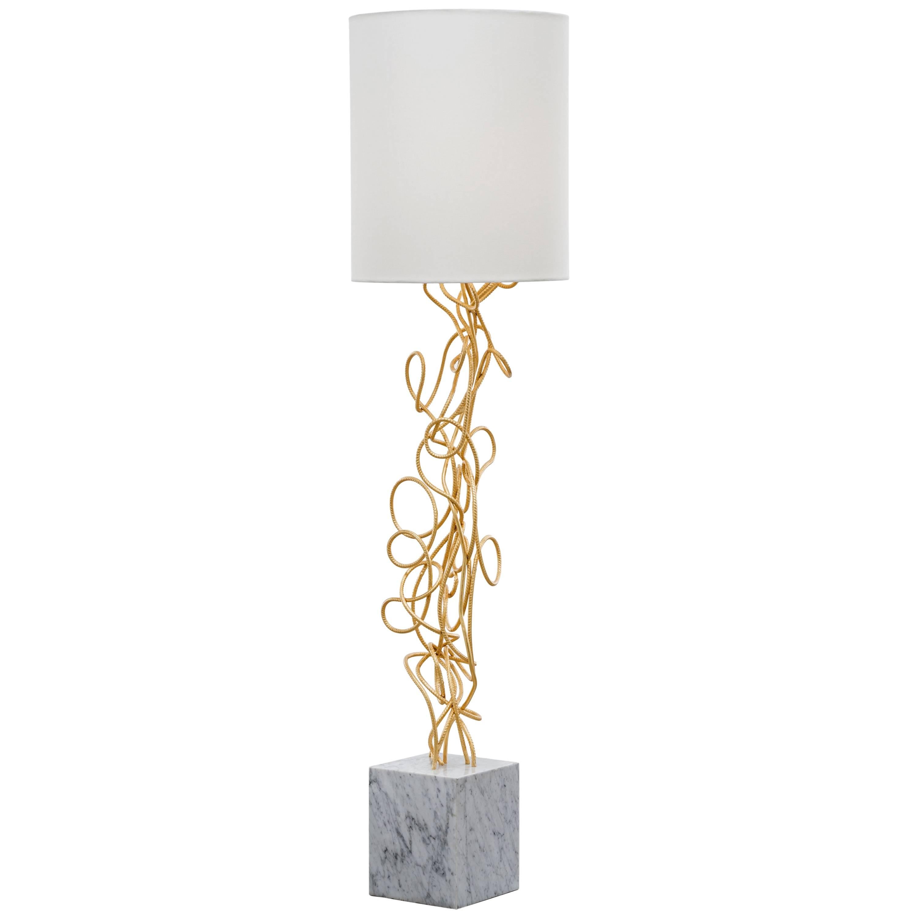 DAX FLOOR LAMP – handgedrehte moderne Stehlampe aus Blattgold mit Carrara-Marmorsockel