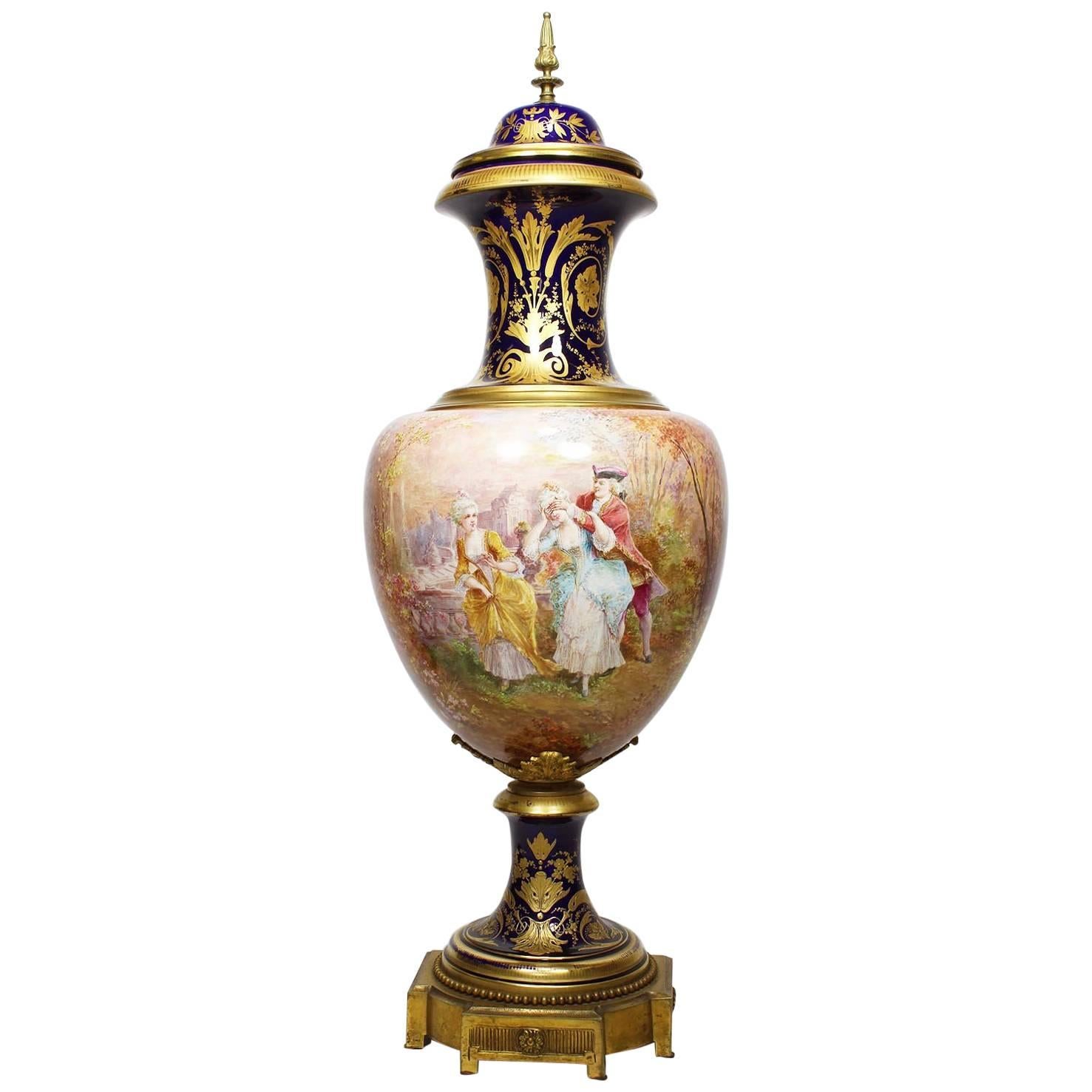 Urne en porcelaine française du 19ème siècle de style Napoléon III Svres signée Ch Fuchs