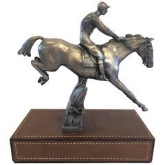 Statue de Polo Ralph Lauren avec base en cuir