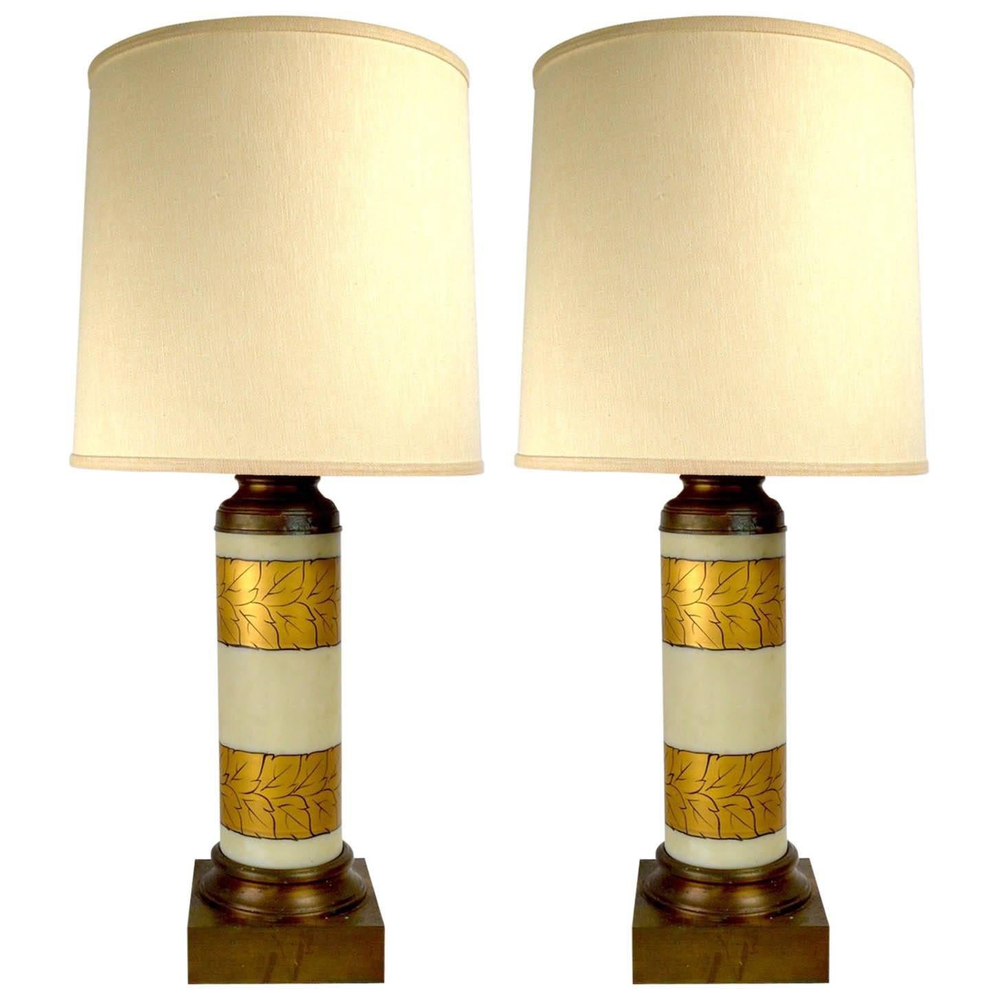 Paar goldene verzierte Glas-Tischlampen