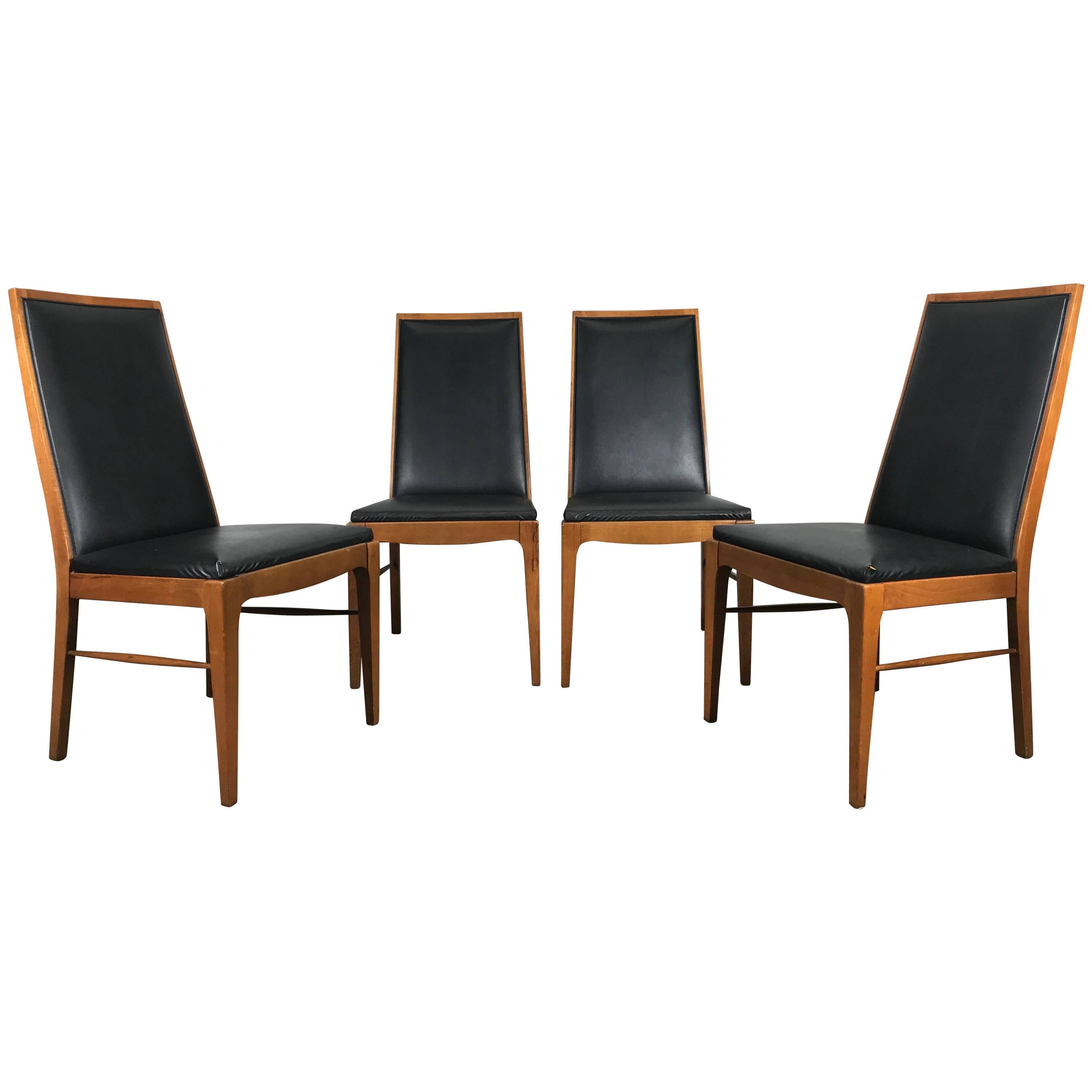 Ensemble de quatre chaises de salle à manger modernistes en noyer par Lane en vente