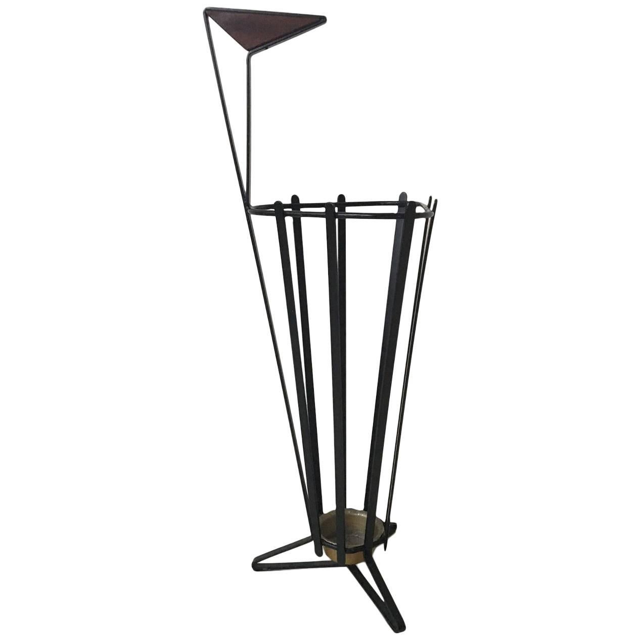 Dreibein-Schirmständer aus Metall und Teakholz im Stil von Mathieu Matgot, 1950er Jahre