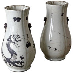 Grande paire de vases japonais noirs et blancs du 19ème siècle du Japon