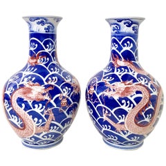 chinesischer Export des 20. Jahrhunderts Handbemaltes Porzellan "Drachen" Vasenpaar:: signiert