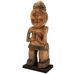 Hölzerne Stammesstatue aus West-Nepal Schamanenfigur Mitte des 20. Jahrhunderts Holzsockel