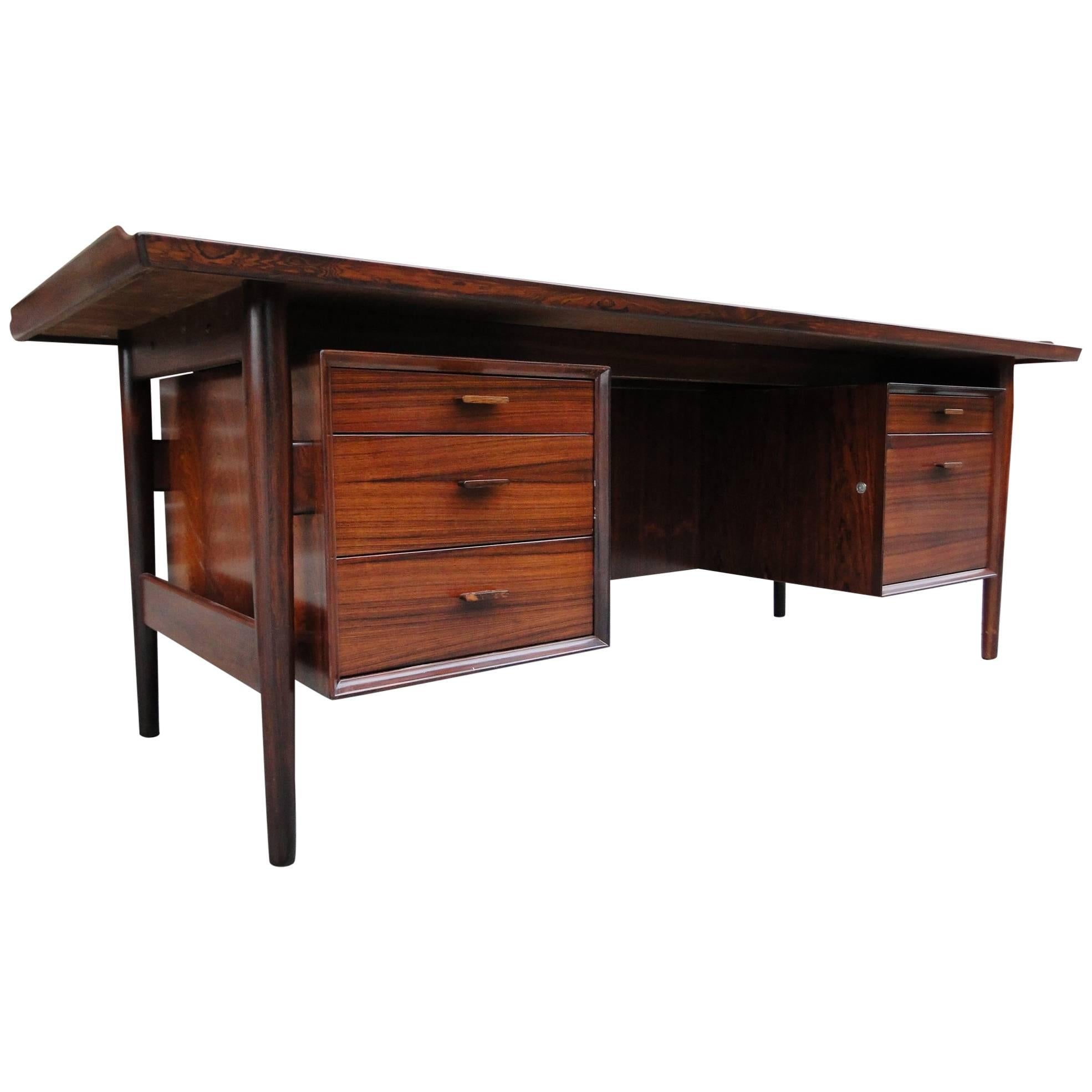 Splendid Danish Modern Rosewood Executive Desk Designed by Arne Vodder For Sale