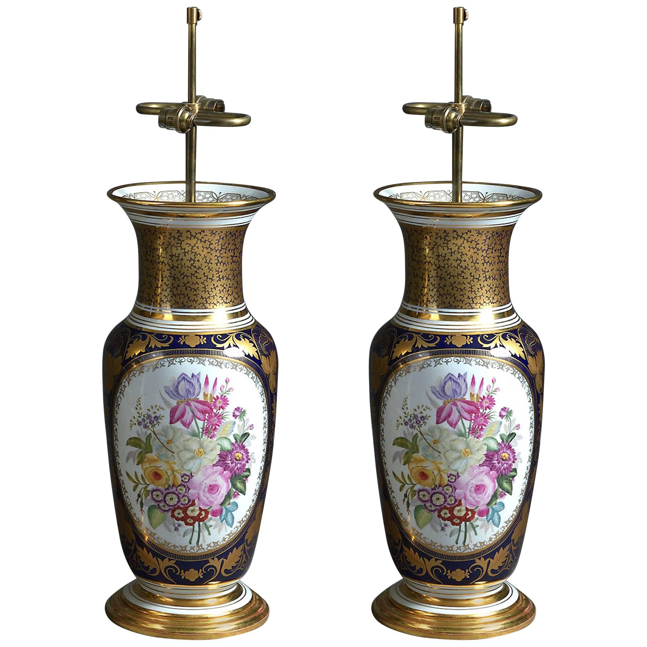 Paire de grands vases en porcelaine de Paris avec panneaux floraux montés comme lampes