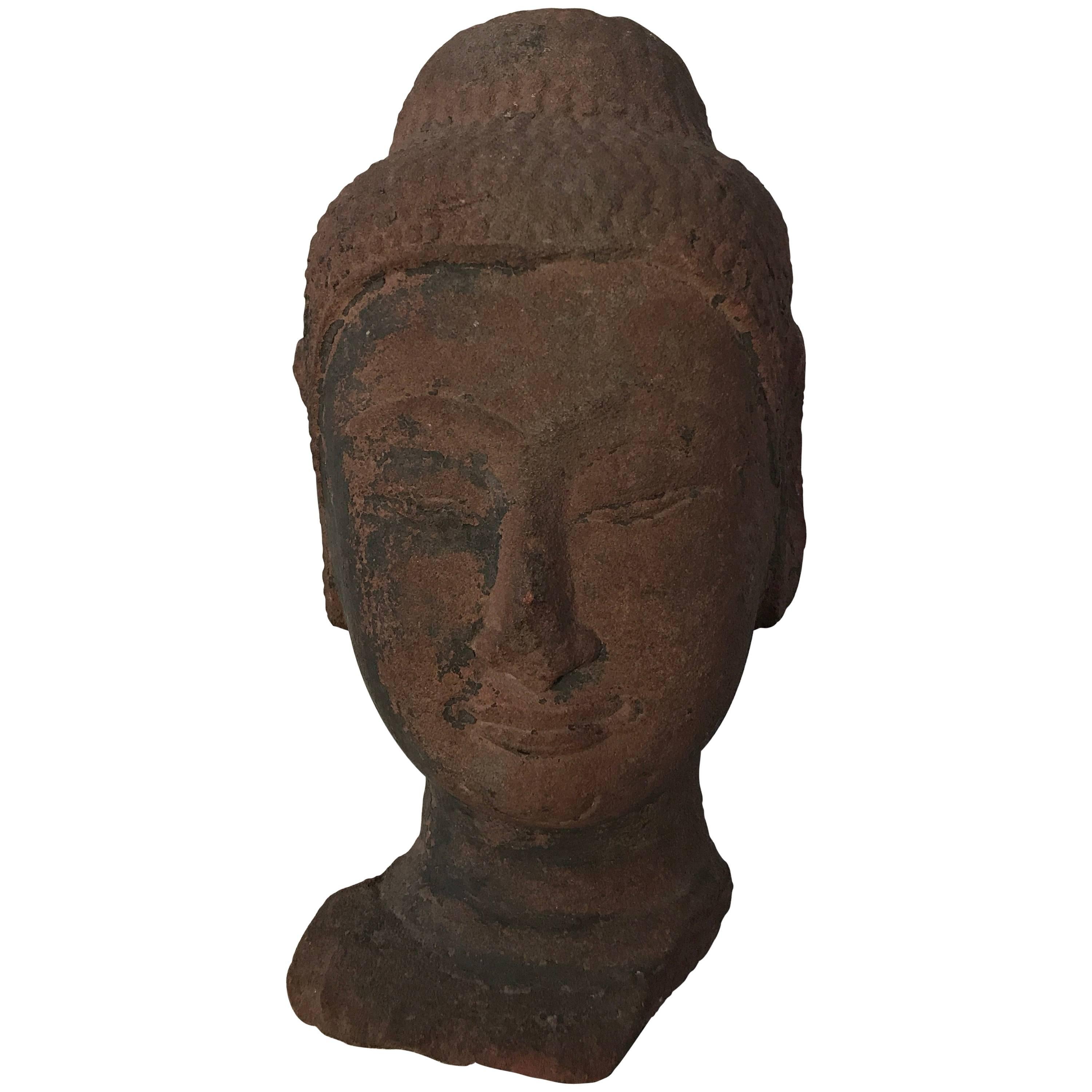 Antike thailändische Sandsteinschnitzerei des Kopfes eines Buddhas, 16,
Ayuthaya-Periode,
feine, handgeschnitzte Bildhauerei des Gesichts,
Spuren links von den polychromen Verkleidungen,
schöne und verwitterte Patina des roten Sandsteins,
sehr