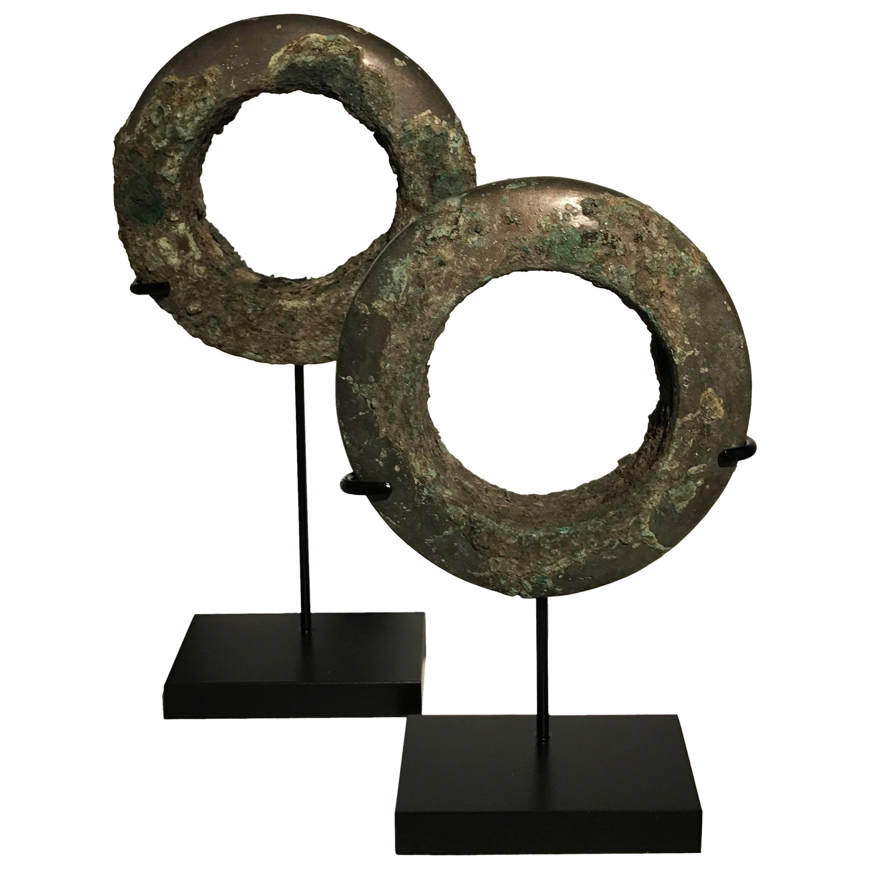 Paire de bracelets en bronze, Asie du Sud-Est en vente