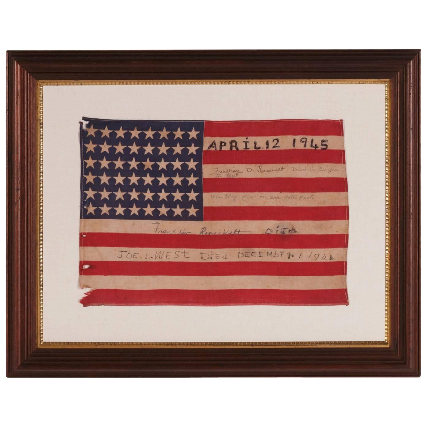 Drapeau américain ancien avec inscriptions écrites à la main de deuil à la mort de FDR en vente