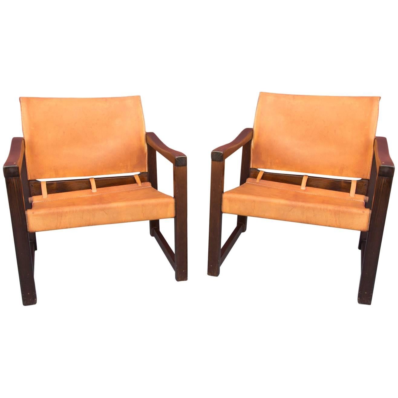This living set consists of a pair leather “Safari” chairs with a coffee table, both designed by the Swedish designer Karin Mobring and it was produced in the 1970s. The chairs and table features a frame made of pine and the seating is made of very
