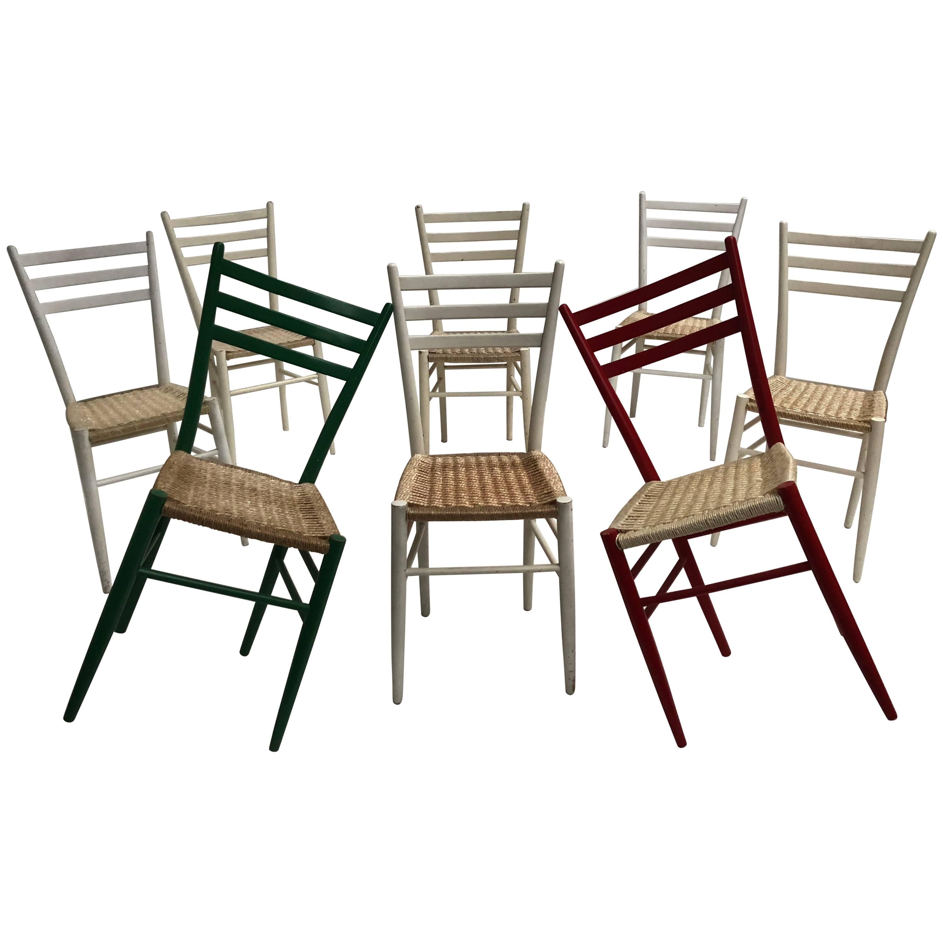 Ensemble coloré de huit chaises Chiavari vintage de style Gio Ponti, fabriquées en Italie