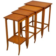Tables gigognes Quartetto en bois satiné de l'époque édouardienne
