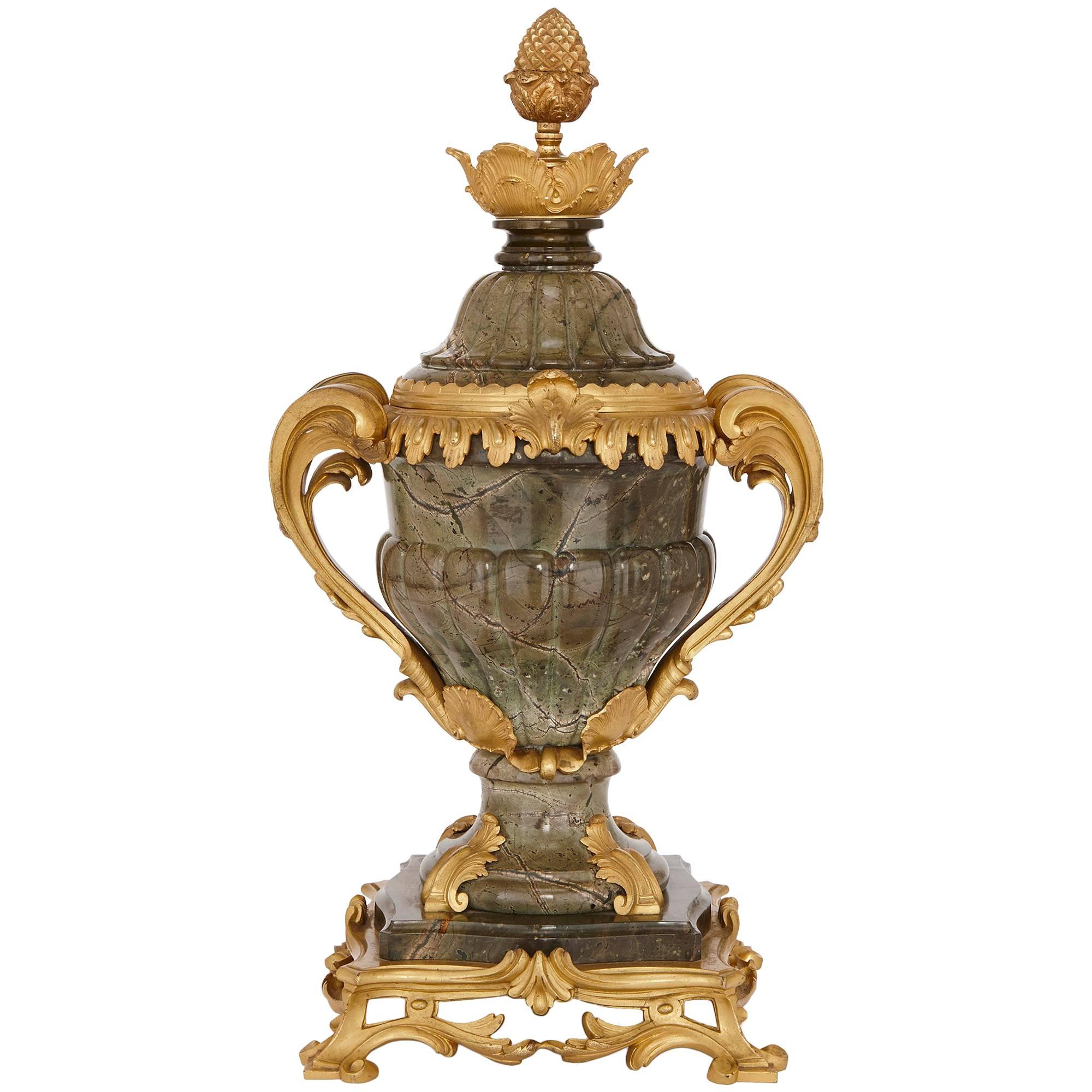 Urne en marbre ancien de style rococo montée en bronze doré