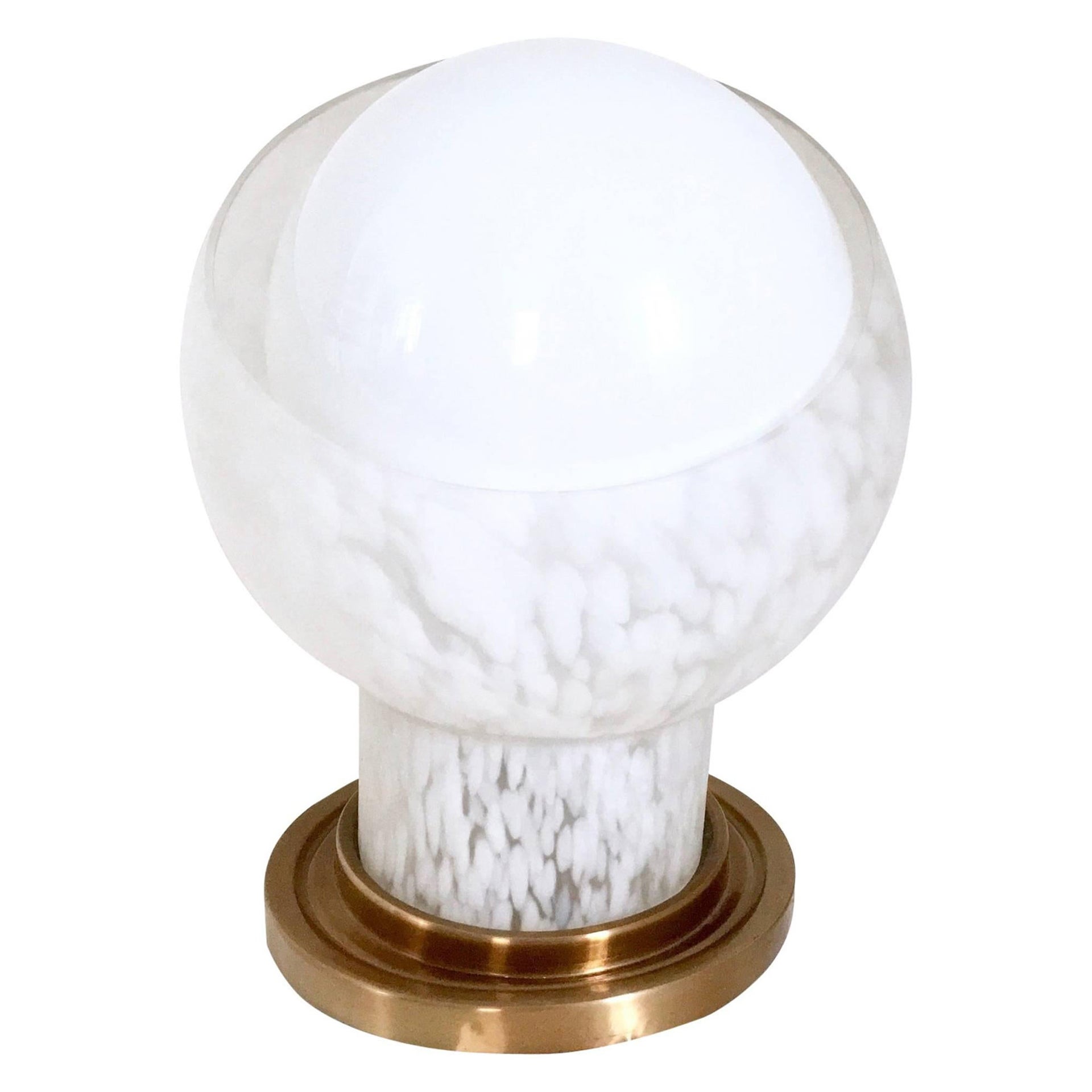 Postmoderne Tischlampe aus Messing und kugelförmigem mundgeblasenem Glas von Mazzega, Italien