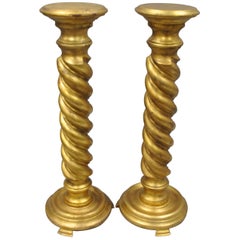 Paire de piédestaux à colonne sculptée en spirale en bois massif torsadé:: de style italien:: avec feuille d'or