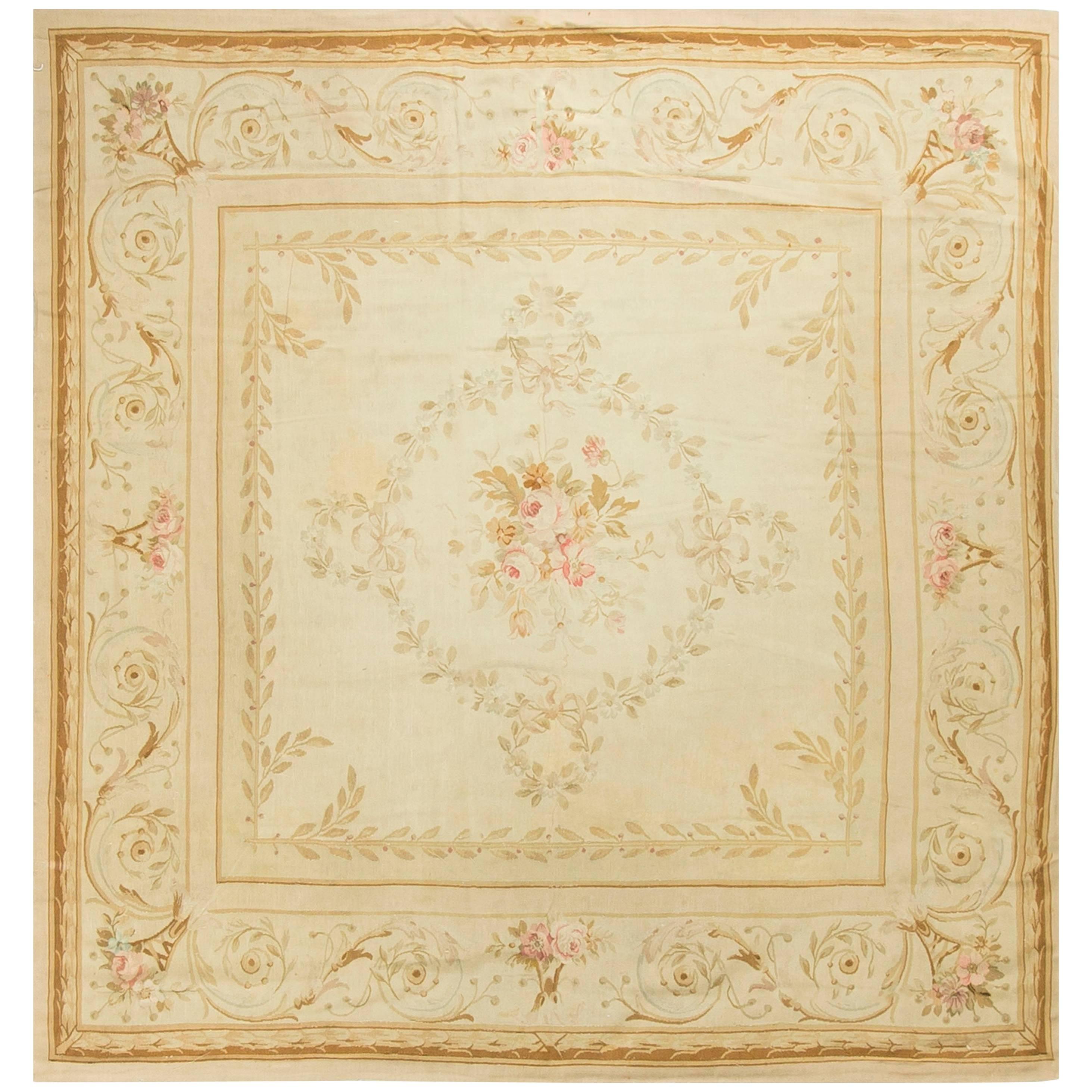 Antiker quadratischer französischer Aubusson-Teppich, ca. 1890 7'10 x 8'5