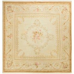 Antiker quadratischer französischer Aubusson-Teppich, ca. 1890 7'10 x 8'5