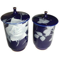 Japan Handbemalte kobalt-lapisblaue "Blumen"-Teebecher aus Keramik:: signiert:: Paar