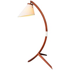 Lampadaire tripode en teck danois en forme d'arc ou d'étrier avec nouvel abat-jour en forme de bonnet, style Rispal