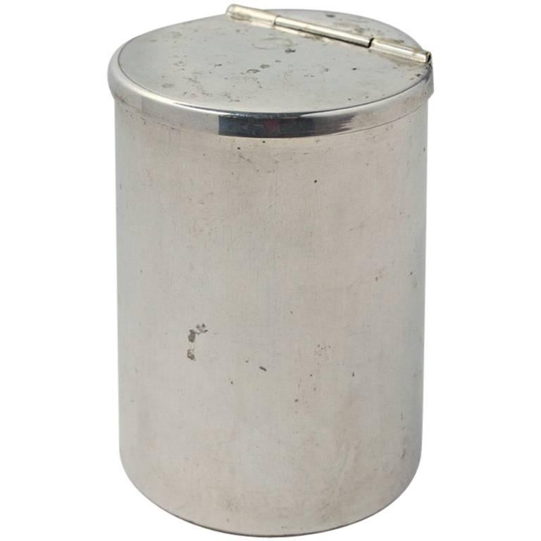 Petite boîte en métal argenté avec couvercle à charnière en vente
