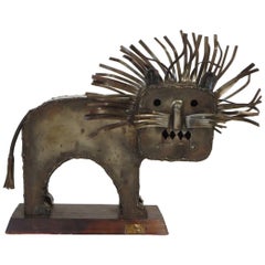 Sculpture de lion en métal signée des années 1970