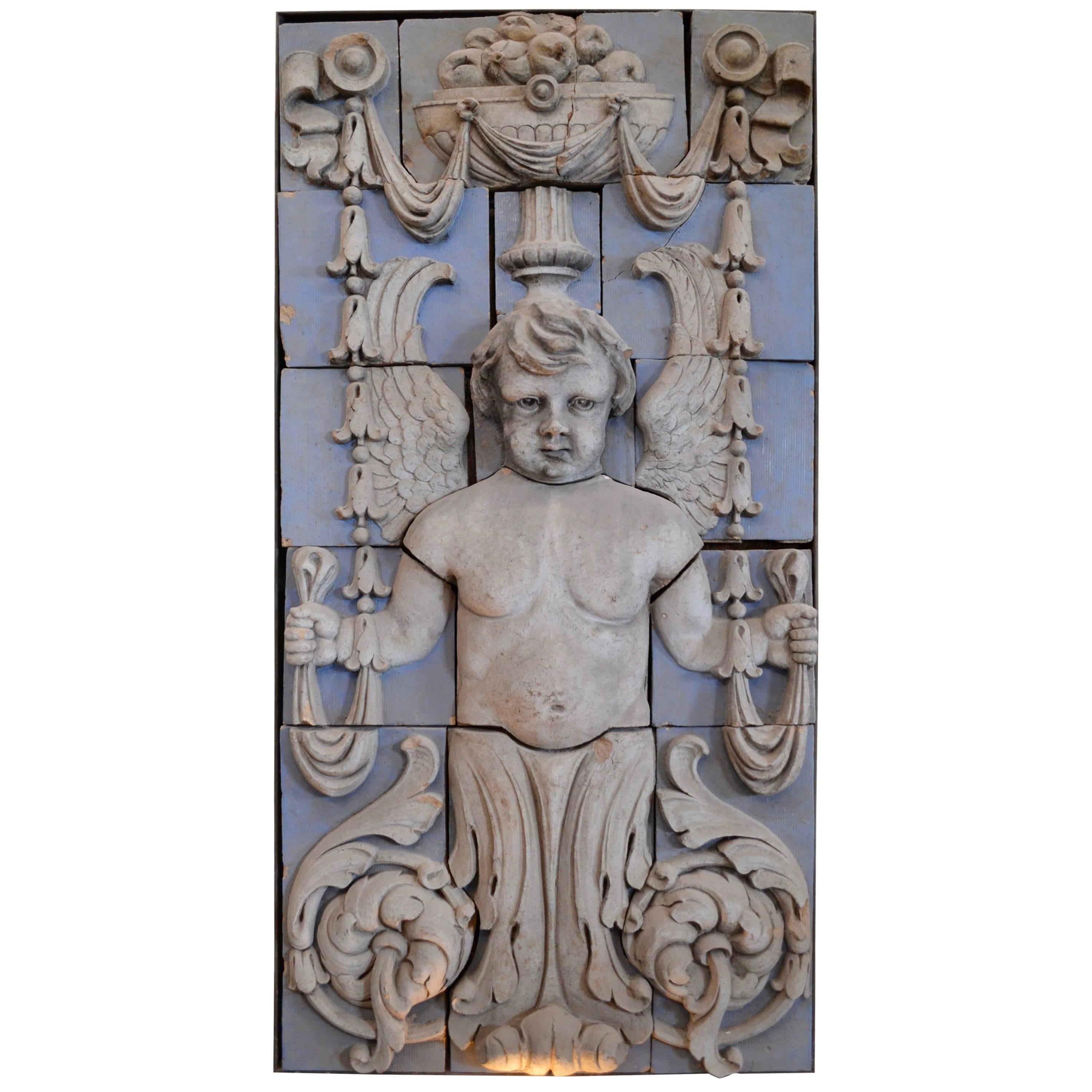 Terrakotta-Engel mit polychromem Schild