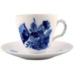 Ensemble de 26 tasses et soucoupes à expresso Royal Copenhagen tressées de fleurs bleues