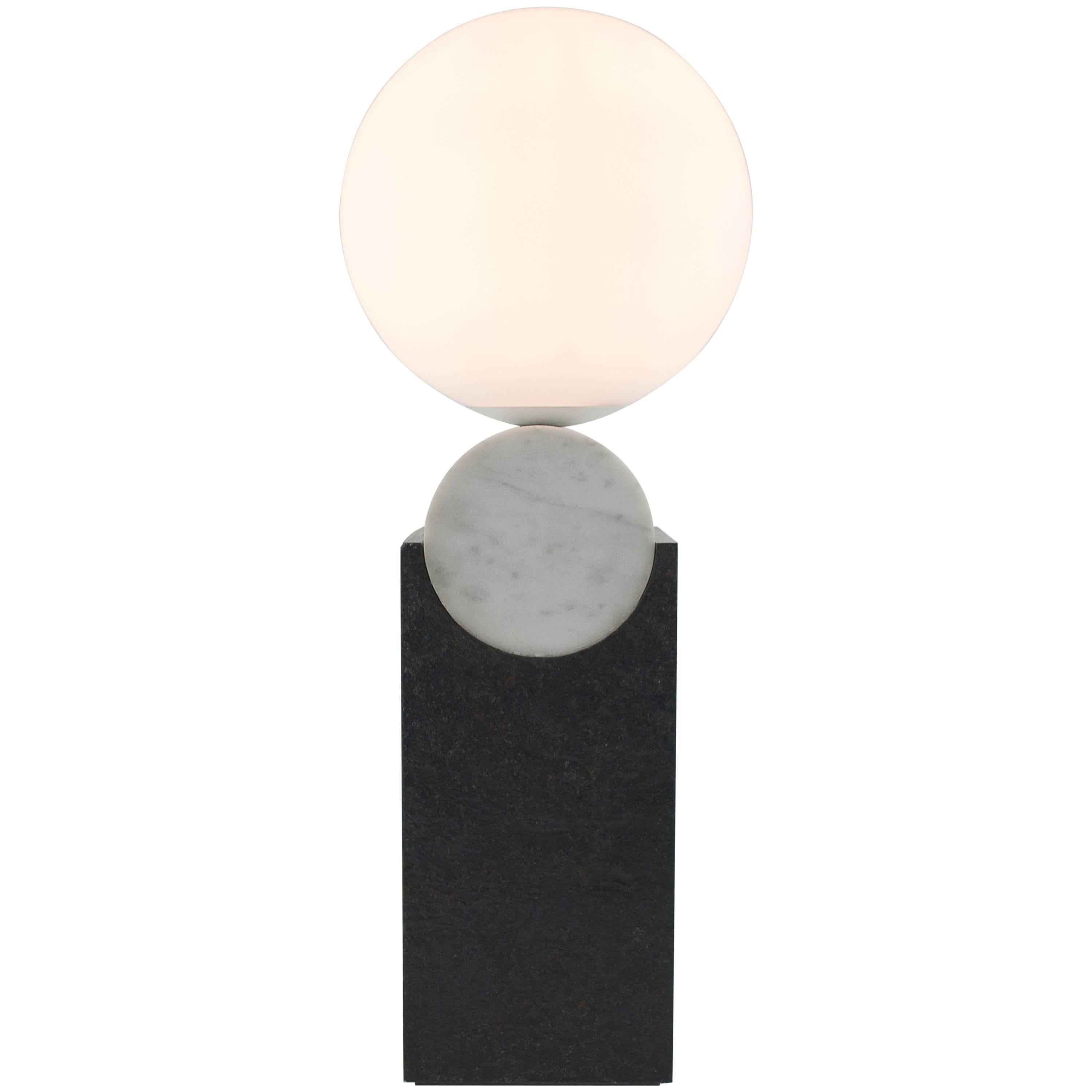 Lampe de table monumentale contemporaine cercle en marbre de Carrare, acier massif et verre