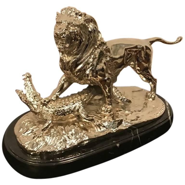 Sculpture en bronze nickelé d'un lion crachant de l'alligator par Paul Edouard Delabrierre