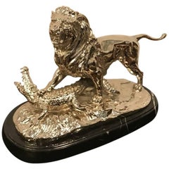 Scultura in bronzo al nichel di Paul Edouard Delabrierre raffigurante un leone che schiaccia un alligatore