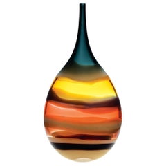 Grand vase ambre plat en forme de larme:: verre sculpté:: série Banded de Caleb Siemon